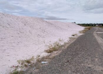 Gunung Salju di Balik Sinar Matahari Pagi