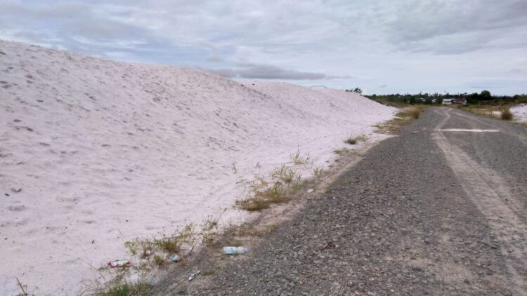 Gunung Salju di Balik Sinar Matahari Pagi