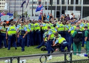 Polisi Selandia Baru Mulai Bergerak Bubarkan Demonstran Anti Vaksin COVID