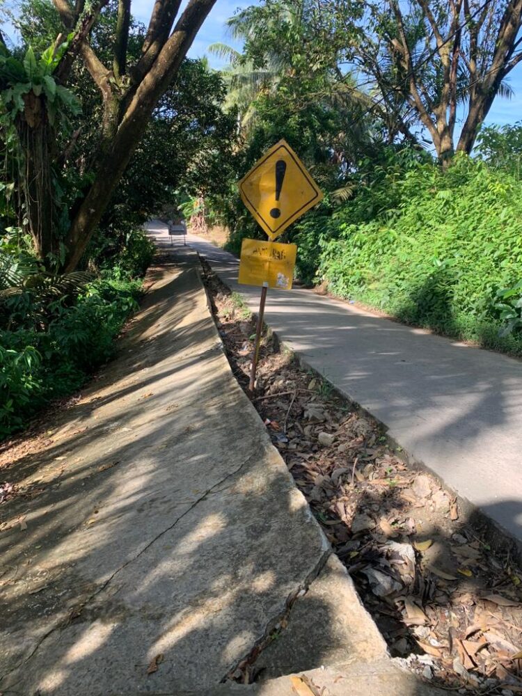 Jalan Terbelah di Tanjung Pasir Kapan Akan Diperbaiki?