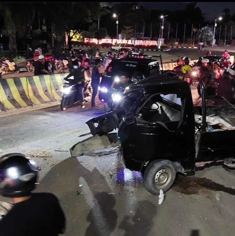 Diduga Tabrak Median Jalan, Mobil Pick Up Alami Kecelakaan