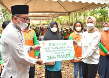 680 Paket Sembako Untuk Pekerja Persampahan Pertamanan Dan Pemakaman, Bupati Laura Ucapkan Terimakasih Telah Bekerja Dengan Keras