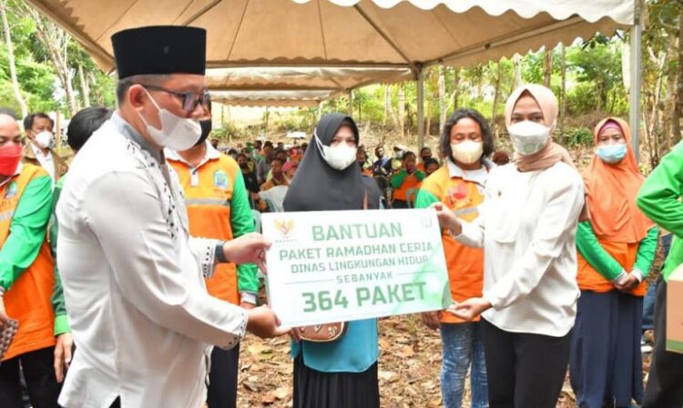 680 Paket Sembako Untuk Pekerja Persampahan Pertamanan Dan Pemakaman, Bupati Laura Ucapkan Terimakasih Telah Bekerja Dengan Keras