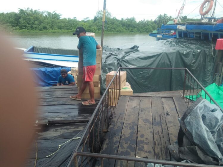 70 Ton Barang Diduga Ilegal dari Malaysia Dibongkar di Sabanar Lama, Tak Ada Penindakan