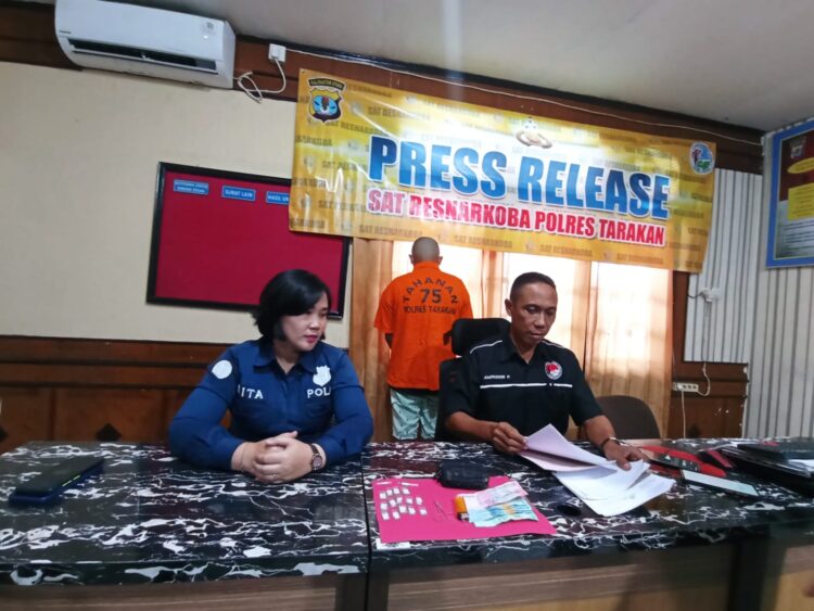 Pelaku saat ditampilkan dalam release Polres Tarakan