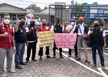 Demo di PN Tarakan, Minta Solusi Pemerintah Soal Kayu