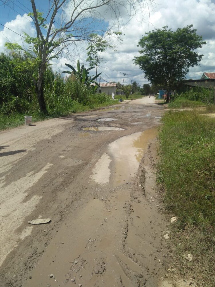 Ruas Jalan di Sabanar Lama, Banyak Berlubang Dalam dan Membahayakan Pengendara