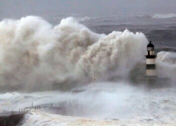 Badai Arwen di Inggris Tewaskan Dua Orang dan Picu Pemadaman Listrik Global
