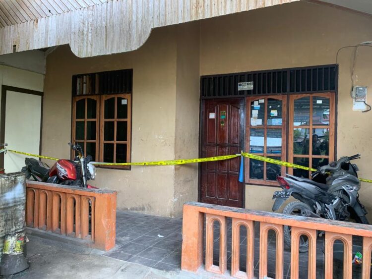 Cium Bau Tak Sedap, Warga bersama Polisi Temukan Mayat Laki-laki Membusuk