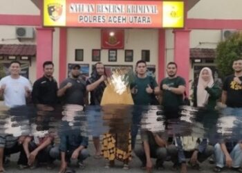 Seorang Ayah Tega Menawarkan Anaknya Kencan dengan Enam Pria