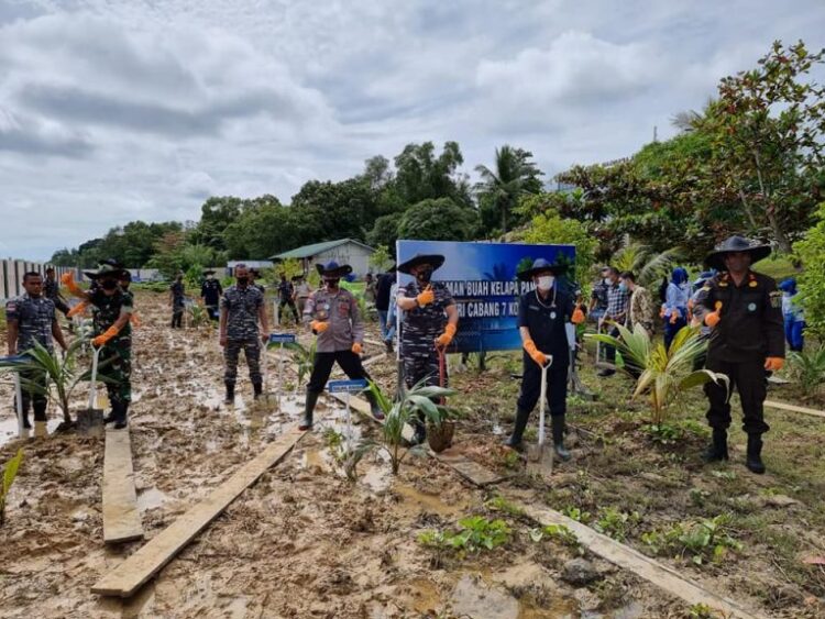 Sambut HUT Armada, Lanal Nunukan Gelar Upacara dan Penanaman Mangrove