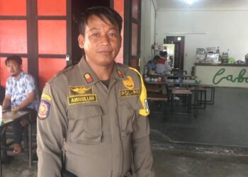 Sosialisasi Operasional Warung Makan Selama Ramadan, Satpol PP Tempel Surat Edaran Bupati