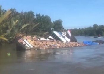 Melintas Saat Air Surut, Kapal Kayu Bermuatan Sembako Karam di Sungai Kerapu Depan Pulau Tibi