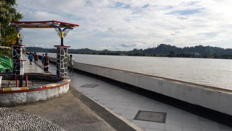 Menikmati Tepian Sungai Kayan