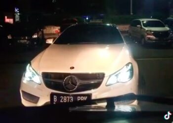 Viral, Pengemudi Mercy Halangi Ambulance di Jalan Tol Tangerang