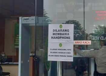 Dituntut JPU 8 Tahun Penjara, Munarman Malah Tertawa