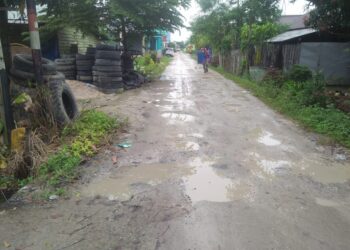 Jalan dalam Gang Cempaka Banyak Lubang, Warga Inisiatif Timbun Sendiri dengan Dana Pribadi