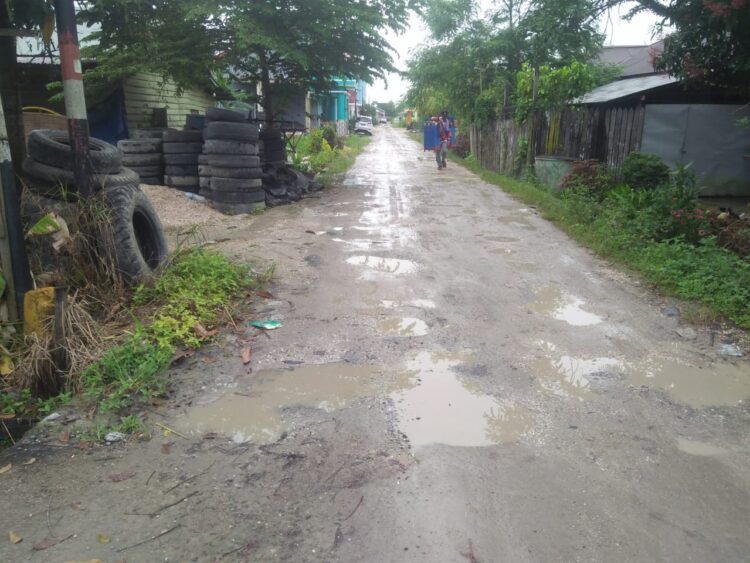 Jalan dalam Gang Cempaka Banyak Lubang, Warga Inisiatif Timbun Sendiri dengan Dana Pribadi