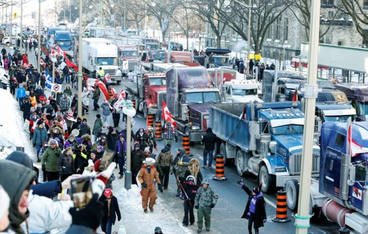 Ribuan Orang Protes Menentang Kewajiban Vaksin di Ottawa Kanada