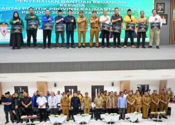 Ketua DPRD Provinsi Kaltara Achmad Djufrie menghadiri penyerahan simbolis bantuan keuangan kepada partai politik. (Humas DPRD Kaltara).