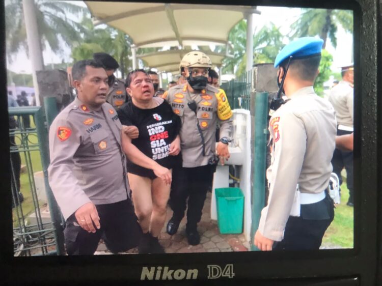 Ini Video Detik-detik Ade Armando Hancur Dikeroyok Massa Aksi 11 April