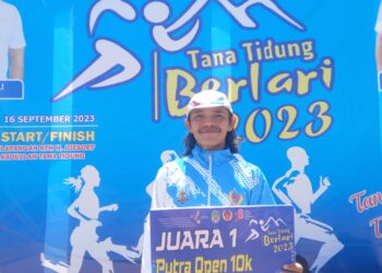 Agun, juara kategori umum lari maraton sejauh 10 kilometer dalam lomba Tana Tidung Berlari 2023