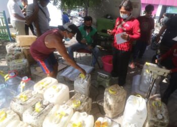 Antrean minyak goreng curah di Kediri