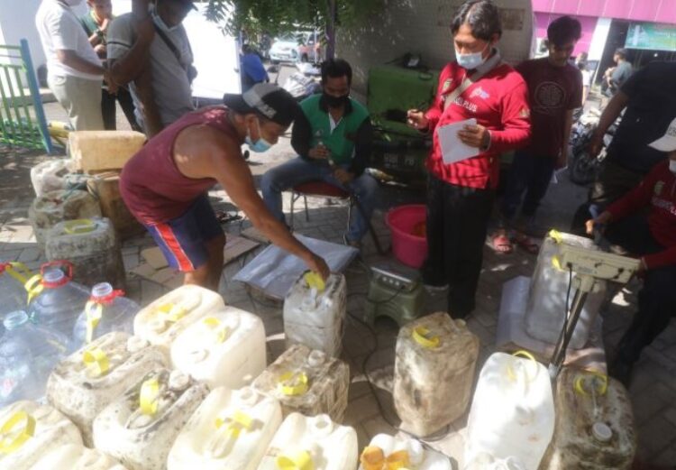 Antrean minyak goreng curah di Kediri