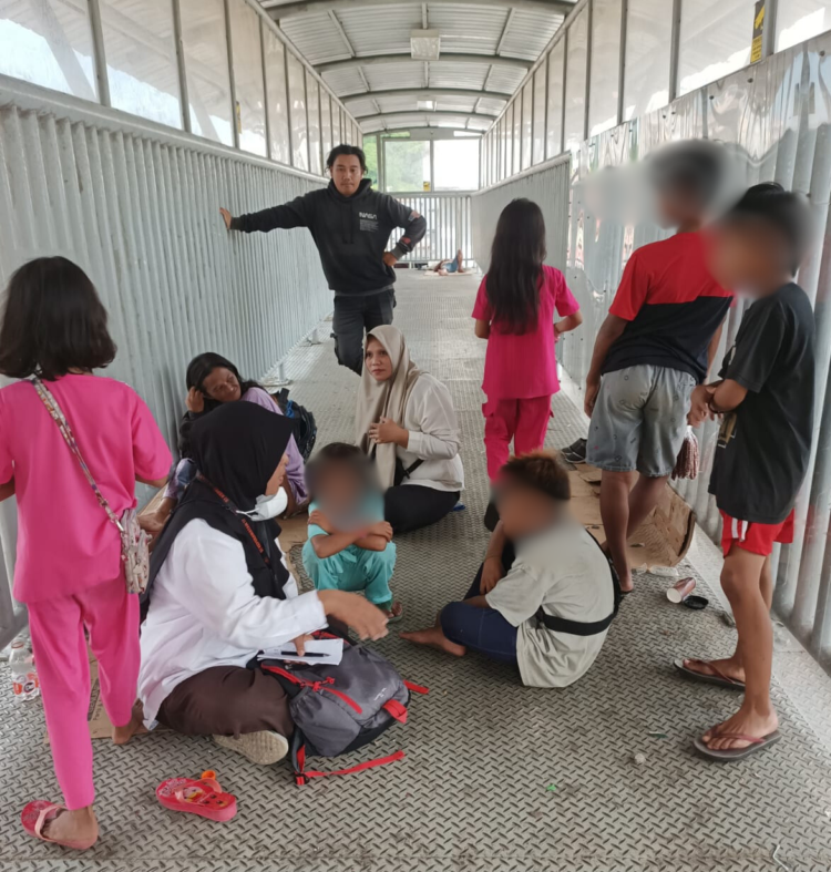 Anak-anak yang berjualan di simpang 4 GTM Tarakan (FOTO : Dinsos Tarakan)