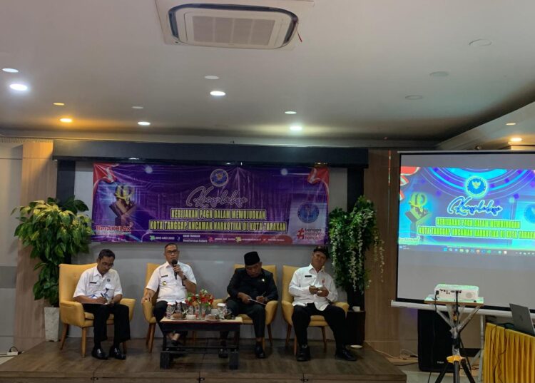 Kepala BNN Kota Tarakan, Evon Meternik (memegang mikrofon) saat mengisi materi kegiatan konsolidasi kebijakan kota tanggap ancaman narkoba pada sektor kelembagaan yang digelar di Hotel Lotus