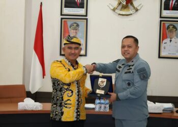 Wali Kota Tarakan, Khairul, menerima kunjungan Kepala Markas Zona Bakamla Tengah, Laksamana Pertama Bakamla Teguh Prasetya. (Humas Pemkot)