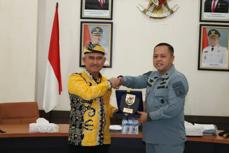 Wali Kota Tarakan, Khairul, menerima kunjungan Kepala Markas Zona Bakamla Tengah, Laksamana Pertama Bakamla Teguh Prasetya. (Humas Pemkot)