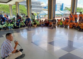 Bupati Bulungan Syarwani berbincang dengan puluhan petugas kebersihan di Tanjung Selor