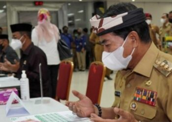 Gubernur Kaltara Zainal Paliwang Bayar Zakat