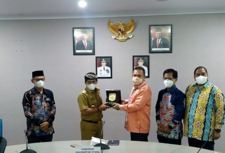 Gubernur Kaltara Zainal Paliwang menyerahkan cinderamata ke SKK Migas