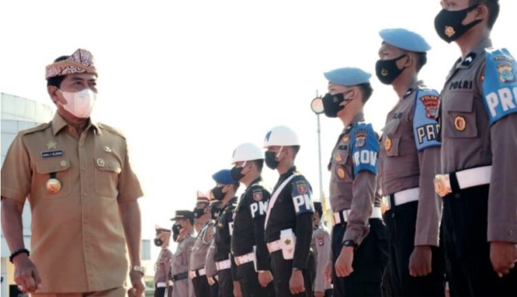 Gubernur Kaltara Zainal Paliwang saat mengecek kesiapan personel Operasi Ketupat Kayan 2022