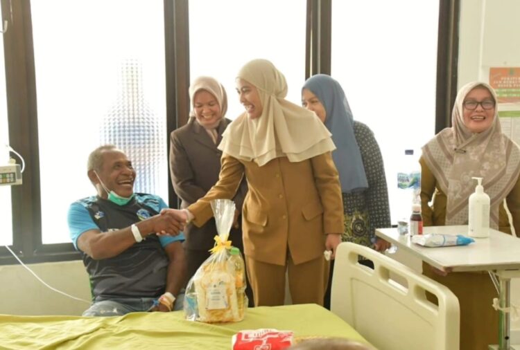 HKN 2024, Bupati Laura Beri Bingkisan Sembako kepada Pasien