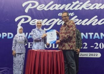 Hj Sri Sulartiningsih dilantik sebagai Ketua DPD Iwapi Kaltara (Foto: Ade/CAKRANEWS)