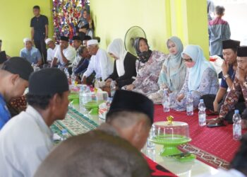 Bupati Kabupaten Nunukan Hj Asmin Laura Hafid saat menghadiri peringatan Maulid Nabi Muhammad SAW 1445 Hijriah, di Masjid Al - Ikhsan (Mamolo)