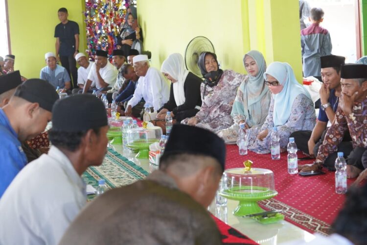 Bupati Kabupaten Nunukan Hj Asmin Laura Hafid saat menghadiri peringatan Maulid Nabi Muhammad SAW 1445 Hijriah, di Masjid Al - Ikhsan (Mamolo) 