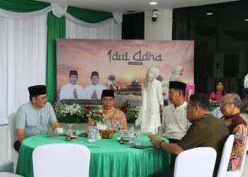 Gubernur Zainal menyambut langsung setiap warga yang hadir. (IST)