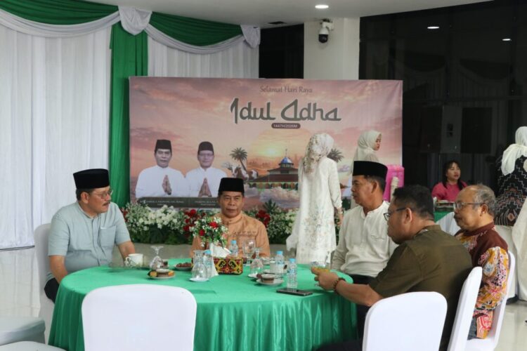 Gubernur Zainal menyambut langsung setiap warga yang hadir. (IST)