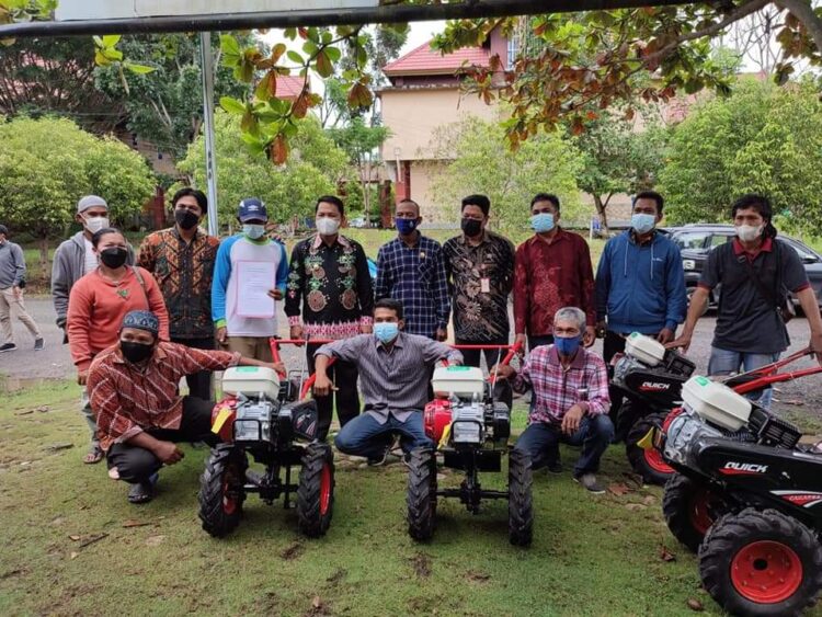 Delapan Kelompok Tani Terima Bantuan Cultivator