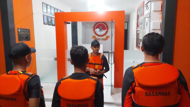 Tim SAR saat melakukan koordinasi