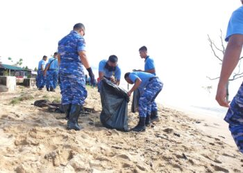 Hari Bakti TNI-AU Ke 75, Lanud Anang Busra Gelar Karya Bakti di Pantai AMal