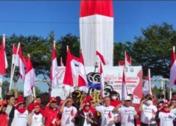 Bagikan 5 Ribu Bendera Merah Putih, Gubernur Zainal: Mari Bangkit Lebih Kuat!