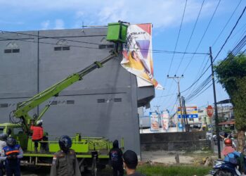 Puluhan APK Caleg Kembali Ditertibkan, Bawaslu Tarakan Gunakan Mobil Khusus Skylife