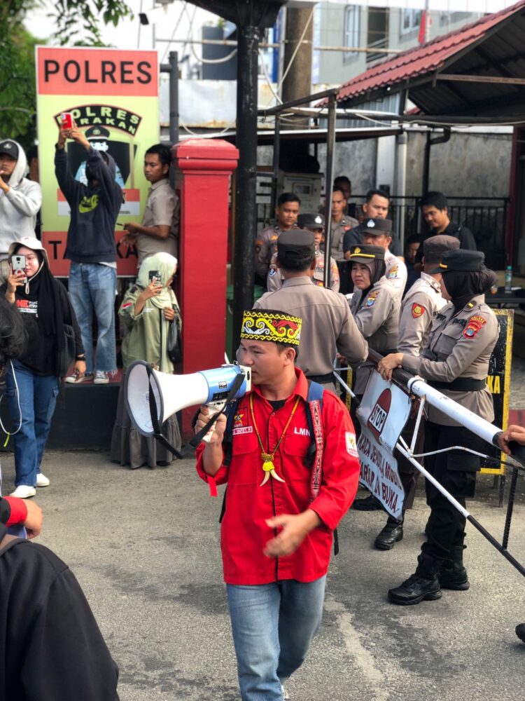 Aliansi Oktober Berduka saat melakukan demo di depan Polres Tarakan
