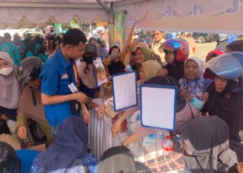 Tampak emak-emak sedang mengantre membeli sembako