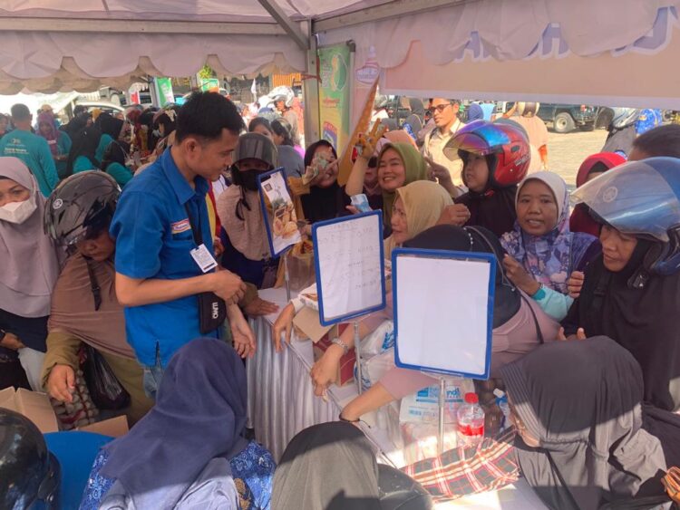 Tampak emak-emak sedang mengantre membeli sembako